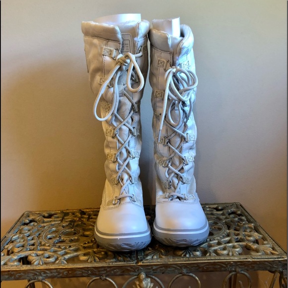 NWT Coach white winter boots